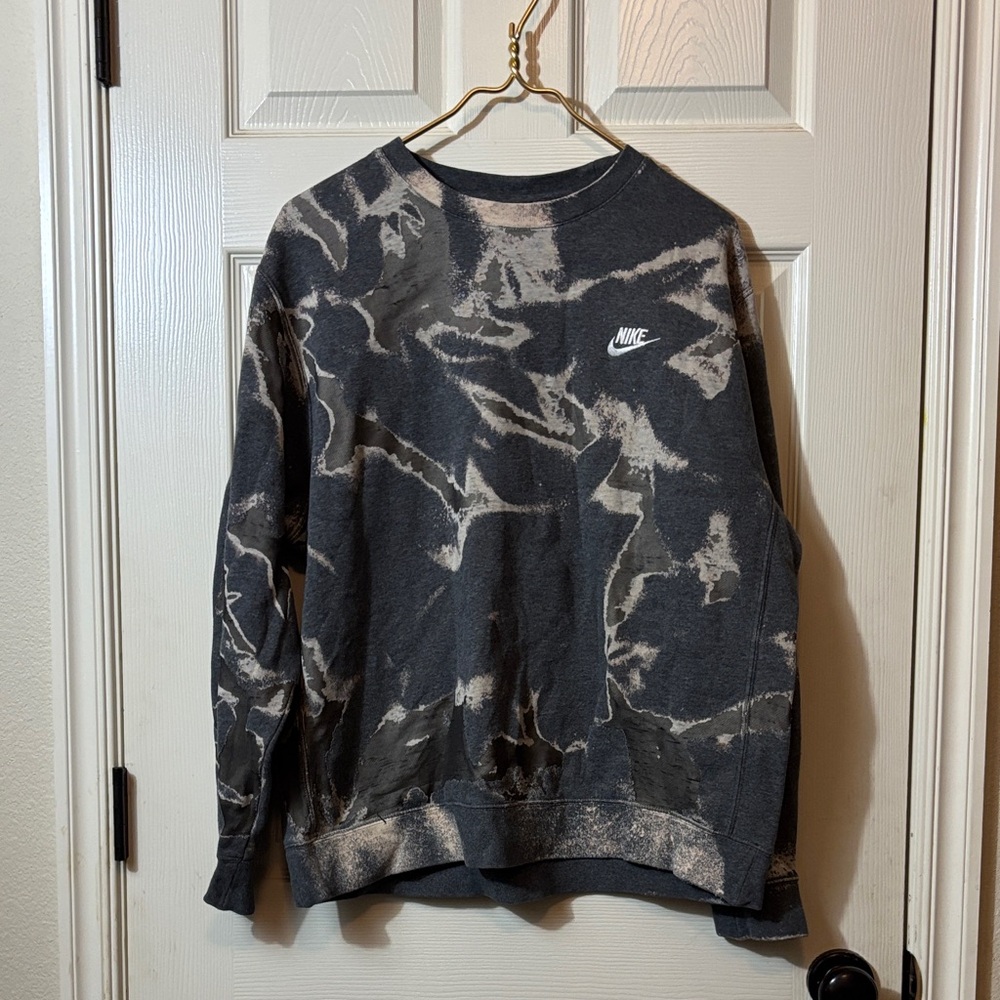 Nike women’s Crewneck Sweatshirt - Picture 1 of 9